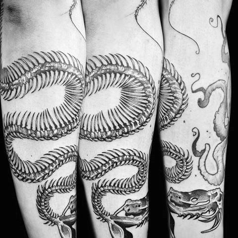 tatuaje esqueleto serpiente para hombre 06