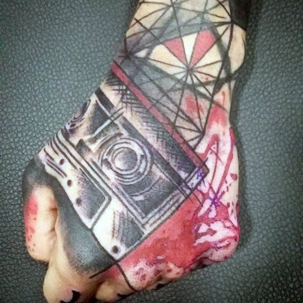 tatuaje geometrico mano para hombre 02