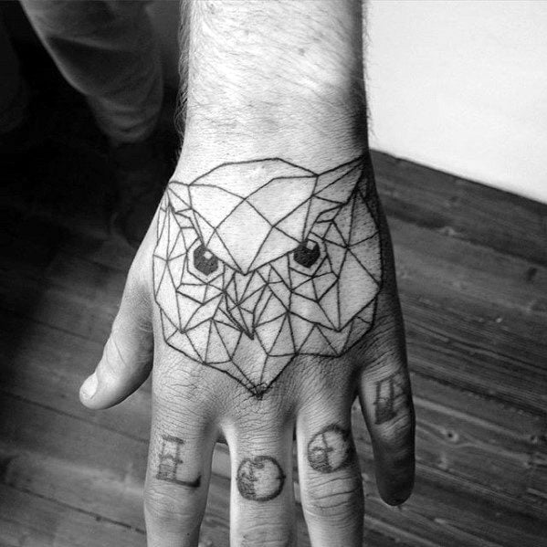 tatuaje geometrico mano para hombre 03