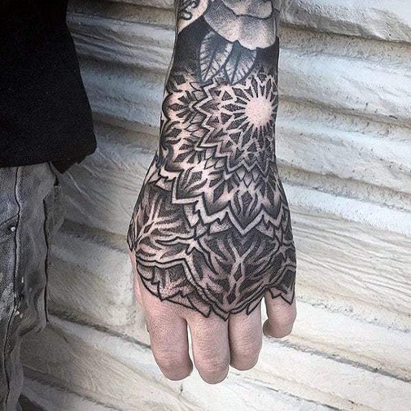 tatuaje geometrico mano para hombre 05