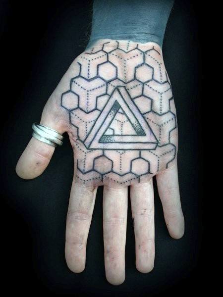 tatuaje geometrico mano para hombre 07