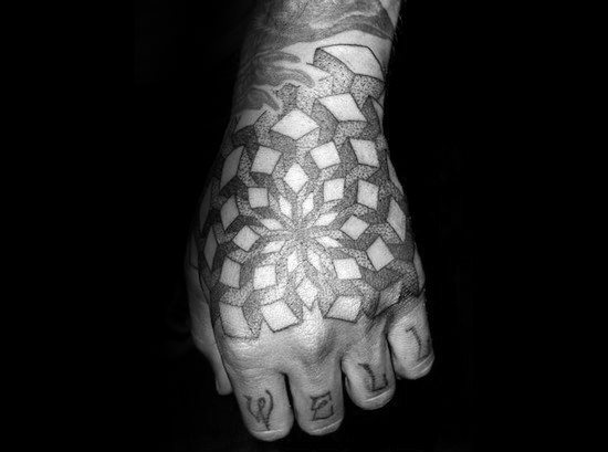 tatuaje geometrico mano para hombre 09