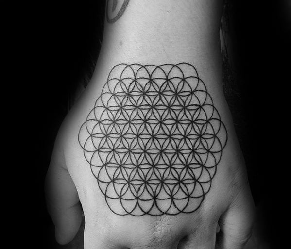 tatuaje geometrico mano para hombre 11