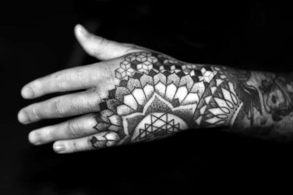tatuaje geometrico mano para hombre 12