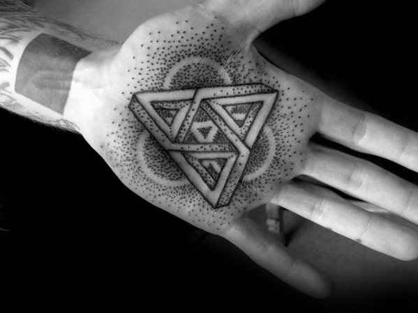 tatuaje geometrico mano para hombre 13