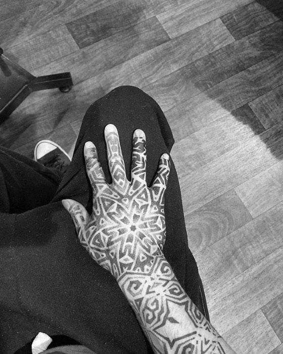 tatuaje geometrico mano para hombre 14