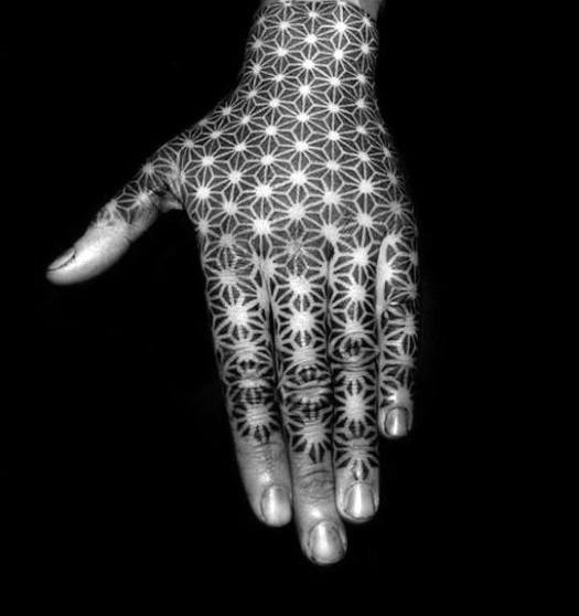 tatuaje geometrico mano para hombre 16