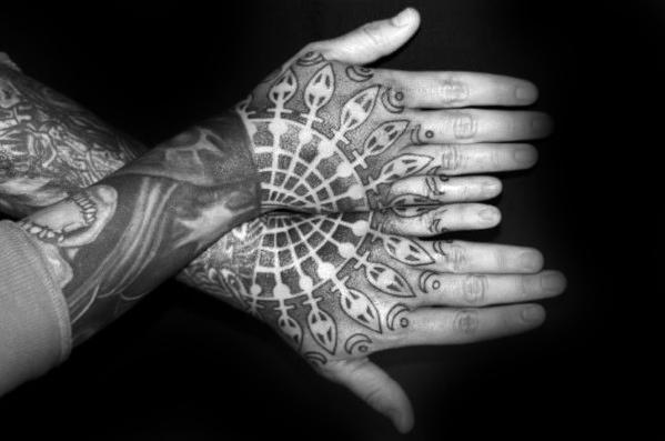 tatuaje geometrico mano para hombre 17