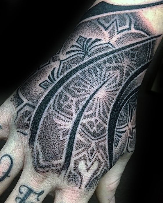 tatuaje geometrico mano para hombre 18