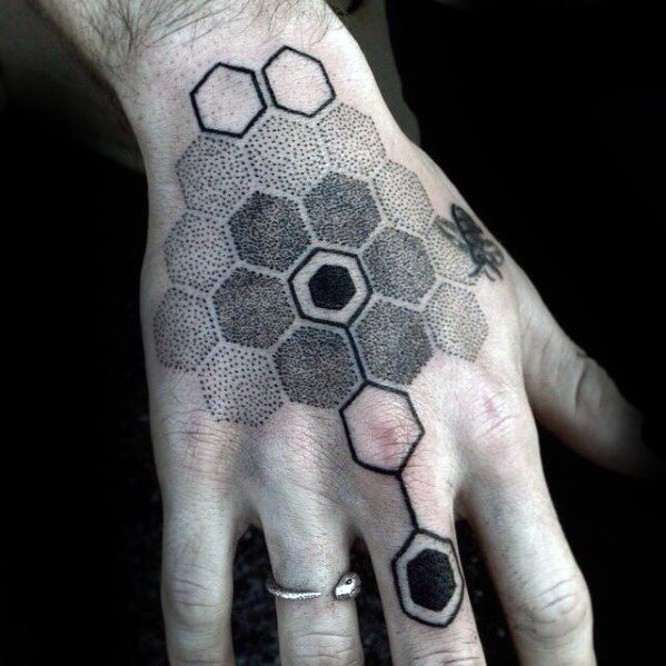 tatuaje geometrico mano para hombre 19