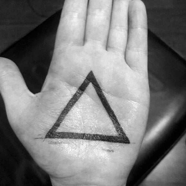 tatuaje geometrico mano para hombre 24