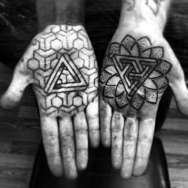 tatuaje geometrico mano para hombre 25