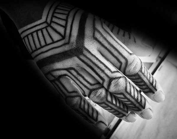 tatuaje geometrico mano para hombre 27