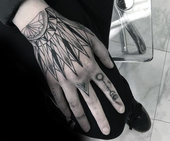 tatuaje geometrico mano para hombre 31