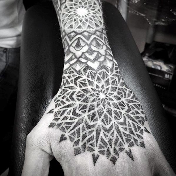 tatuaje geometrico mano para hombre 32