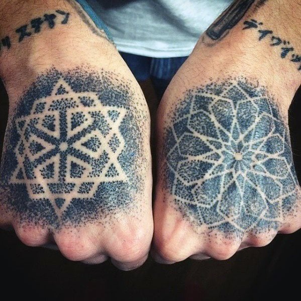 tatuaje geometrico mano para hombre 34