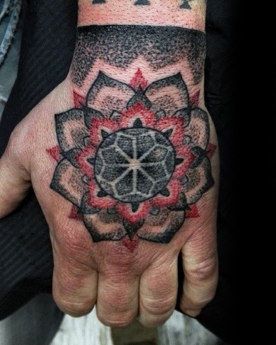 tatuaje geometrico mano para hombre 35