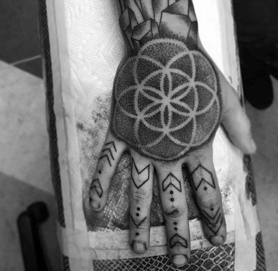 tatuaje geometrico mano para hombre 36