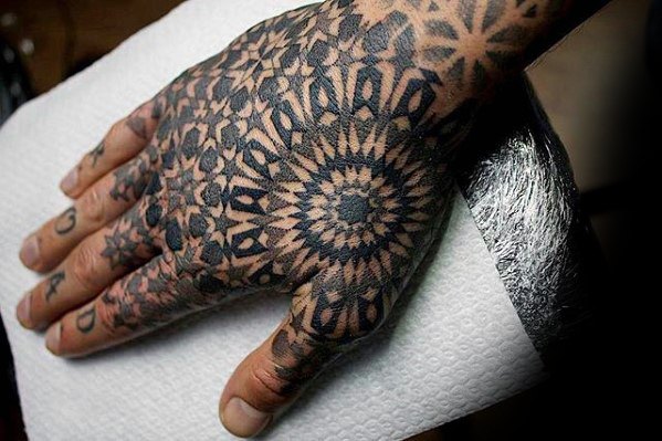 tatuaje geometrico mano para hombre 37