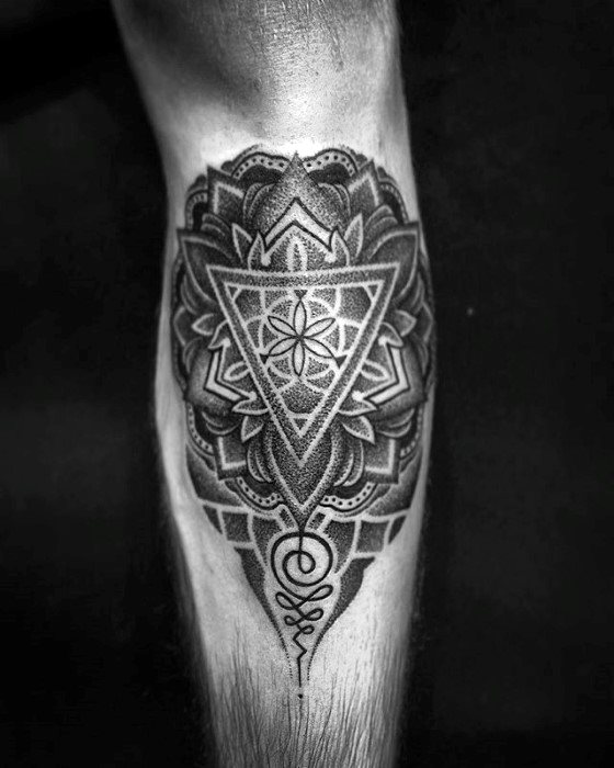 tatuaje geometrico pierna para hombre 04