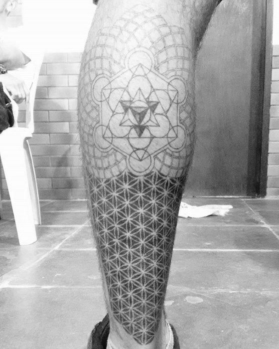 tatuaje geometrico pierna para hombre 05