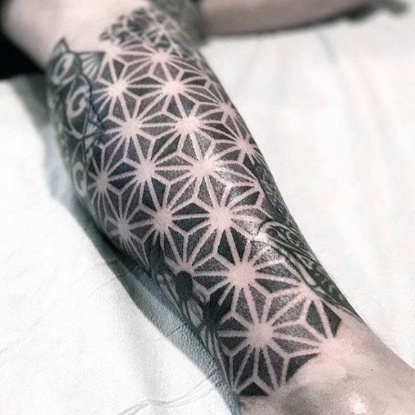 tatuaje geometrico pierna para hombre 07