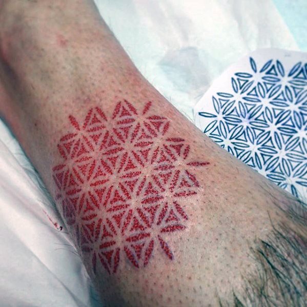 tatuaje geometrico pierna para hombre 23