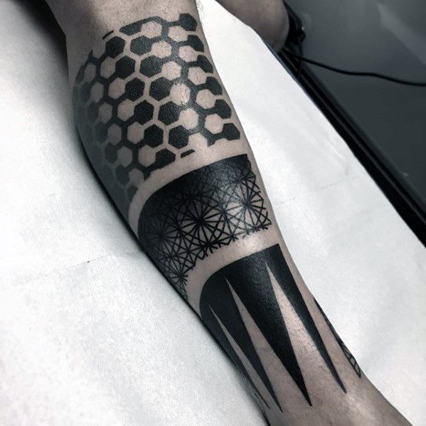 tatuaje geometrico pierna para hombre 28