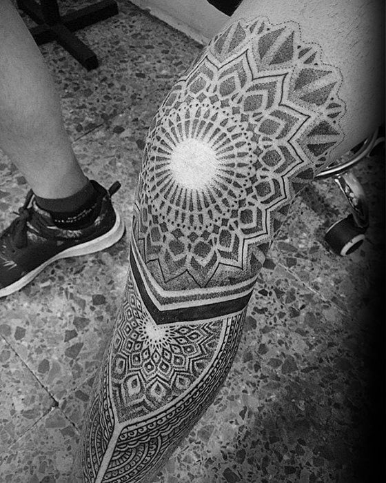 tatuaje geometrico pierna para hombre 31