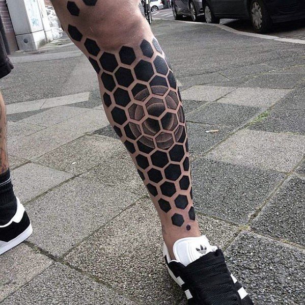 tatuaje geometrico pierna para hombre 32