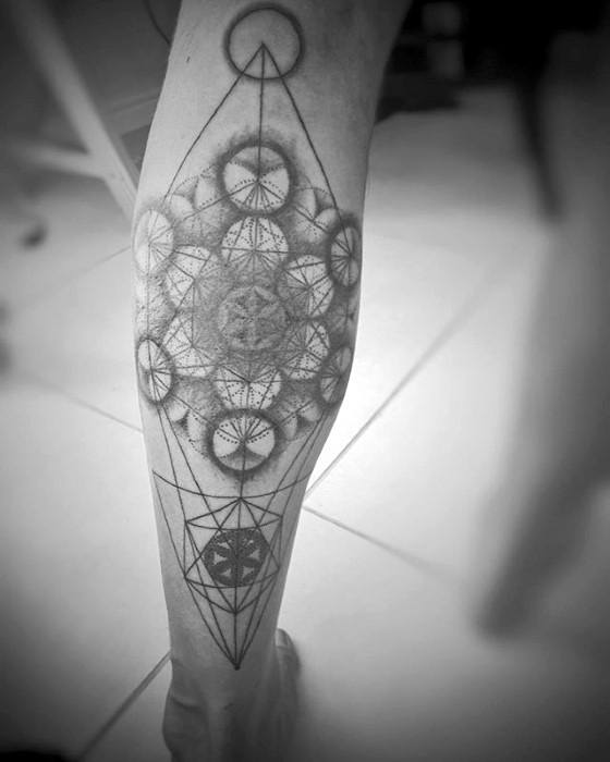 tatuaje geometrico pierna para hombre 36
