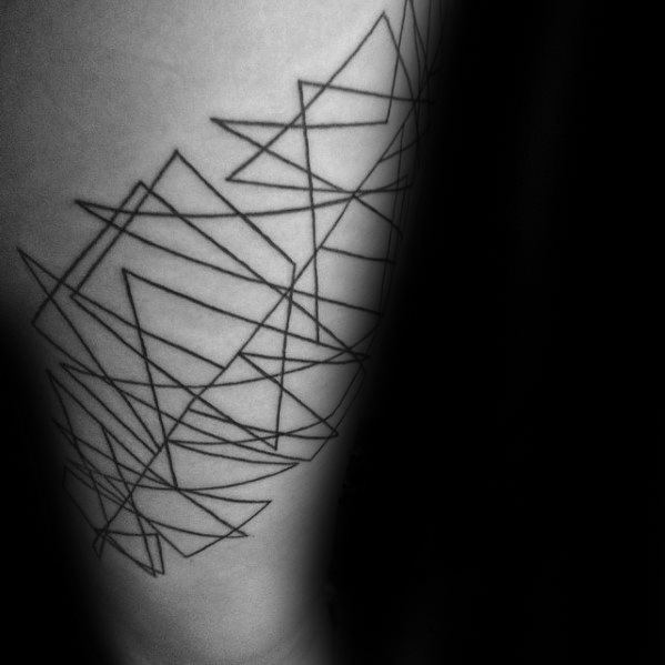 tatuaje plumas geometricas para hombre 01