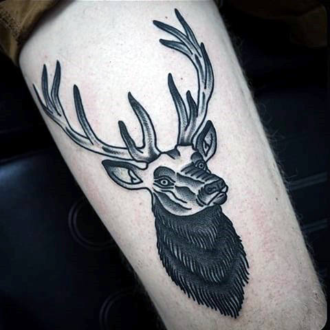 tatuaje tradicional ciervo para hombre 11
