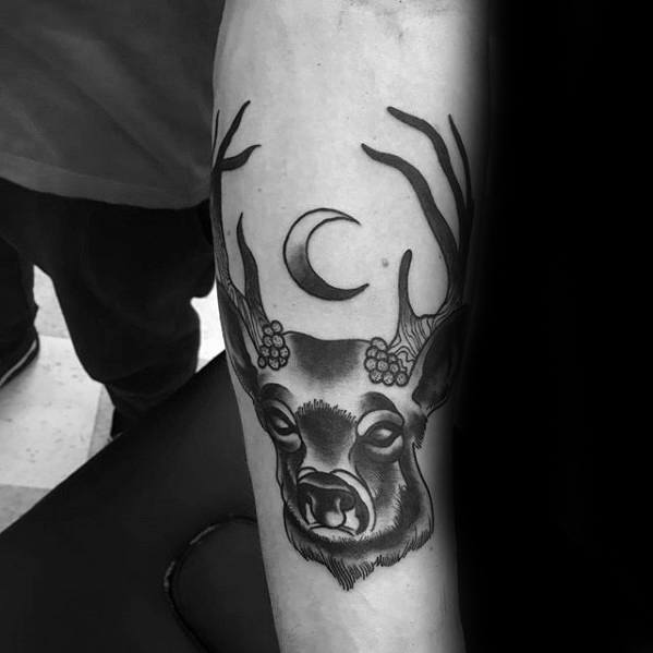 tatuaje tradicional ciervo para hombre 12