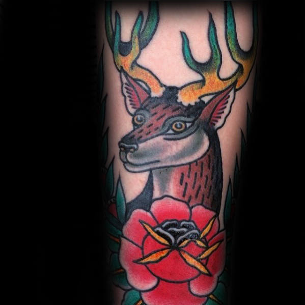 tatuaje tradicional ciervo para hombre 14