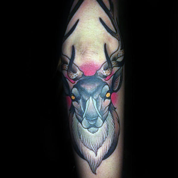 tatuaje tradicional ciervo para hombre 15