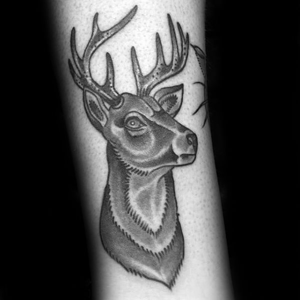 tatuaje tradicional ciervo para hombre 28