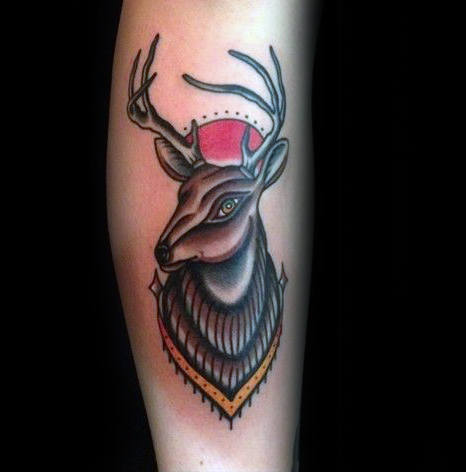 tatuaje tradicional ciervo para hombre 29