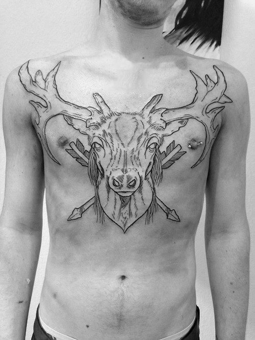tatuaje tradicional ciervo para hombre 31