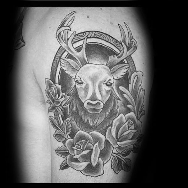 tatuaje tradicional ciervo para hombre 36
