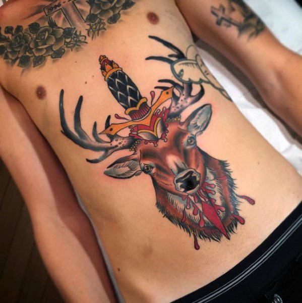 tatuaje tradicional ciervo para hombre 38