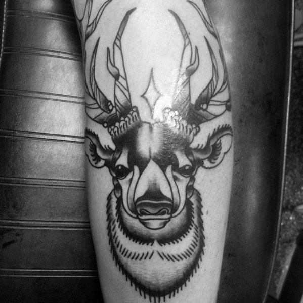 tatuaje tradicional ciervo para hombre 39