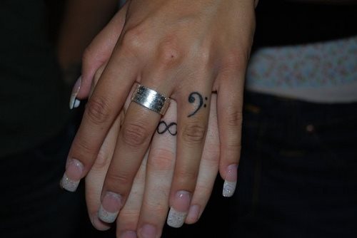 10 tatuaje anillo pareja