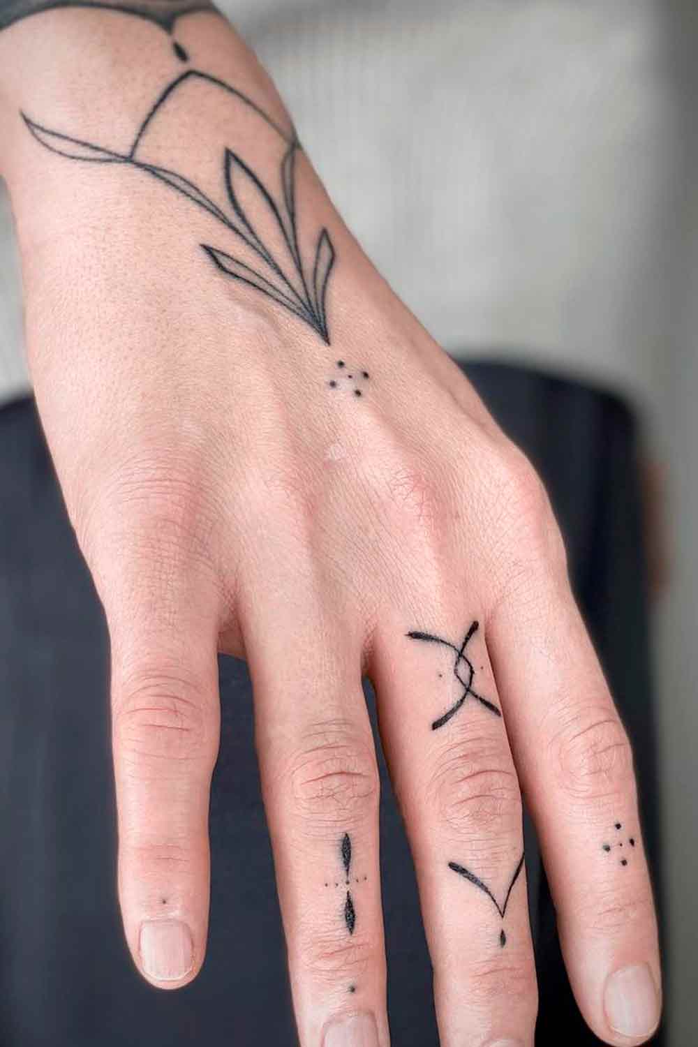 tatuaje de mujer en los dedos 03