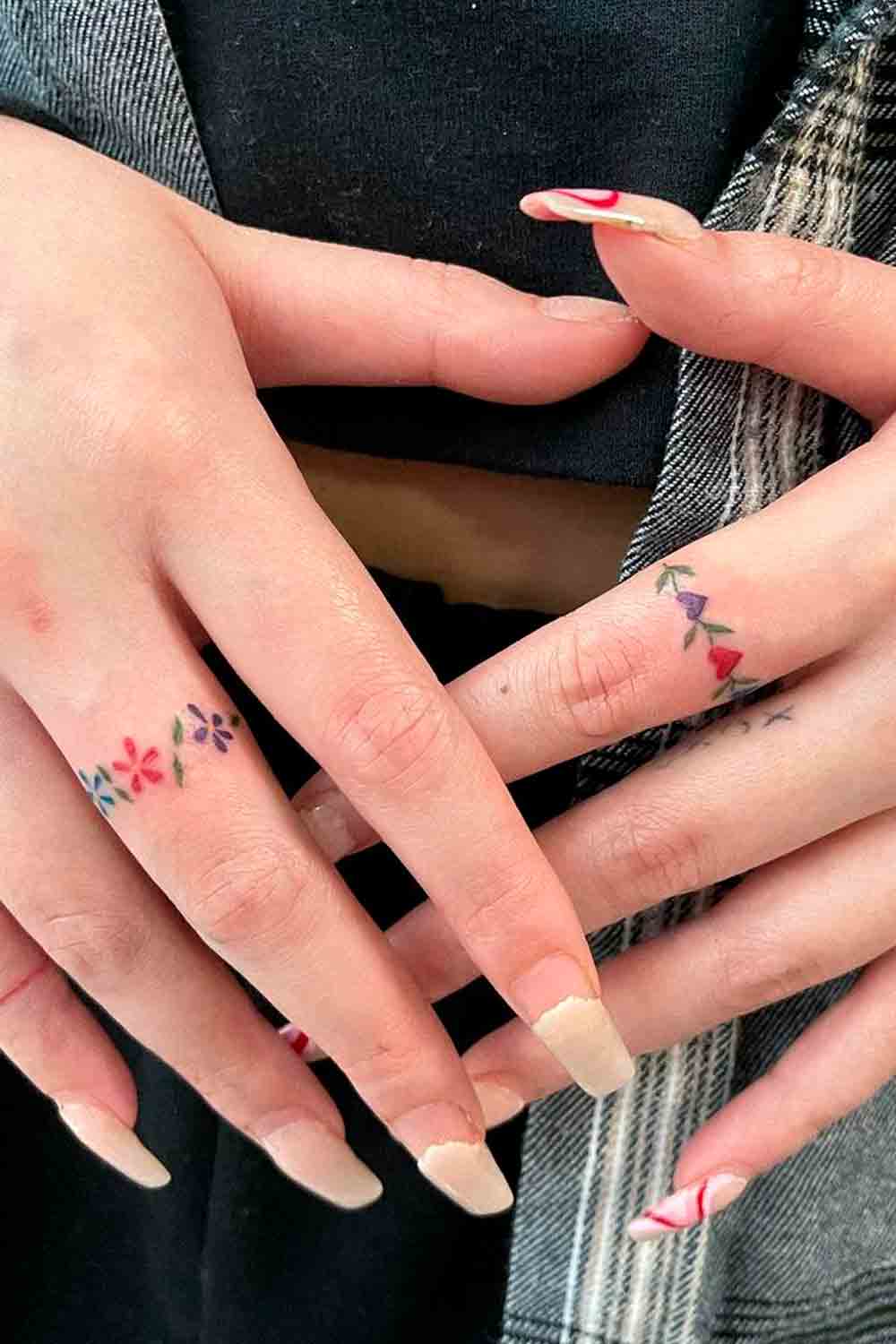 tatuaje de mujer en los dedos 04