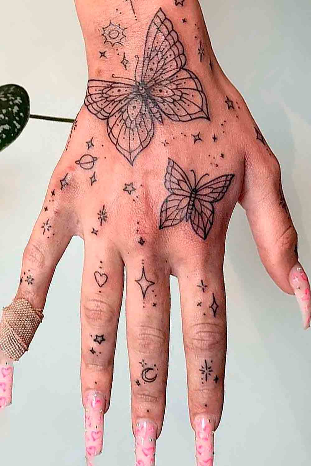 tatuaje de mujer en los dedos 06