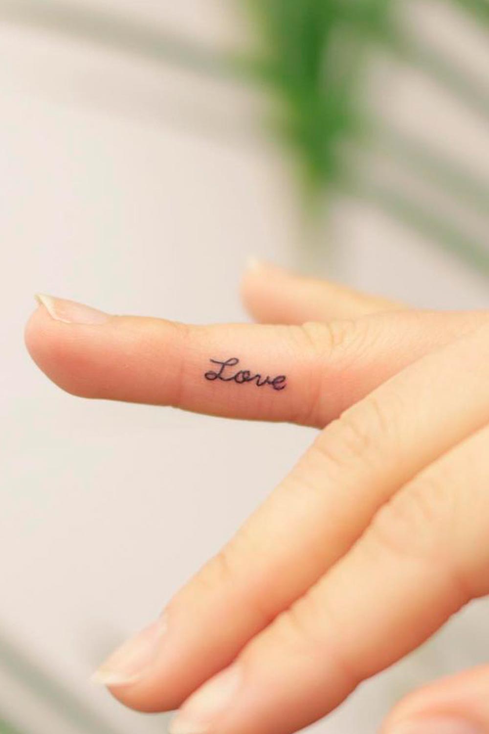 tatuaje de mujer en los dedos 08