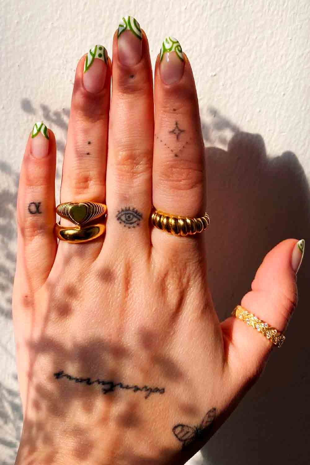 tatuaje de mujer en los dedos 09