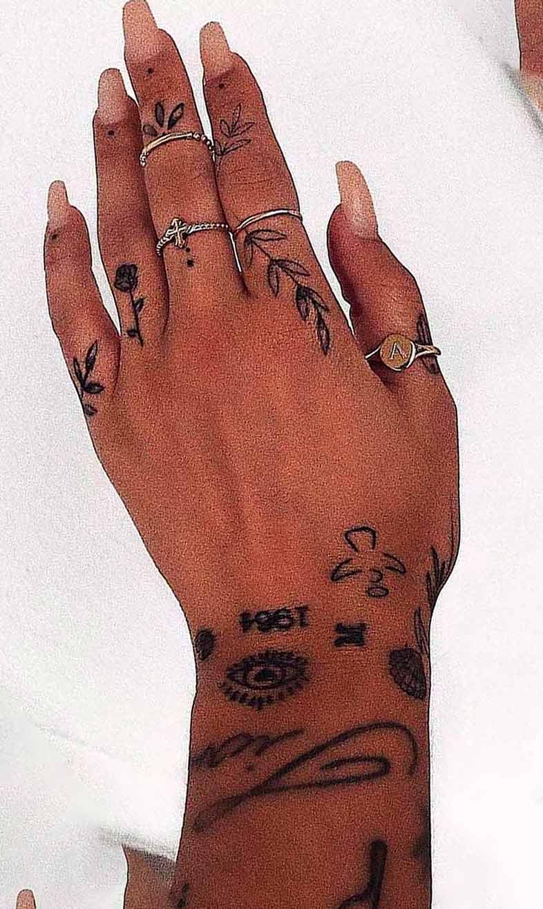 tatuaje de mujer en los dedos 13