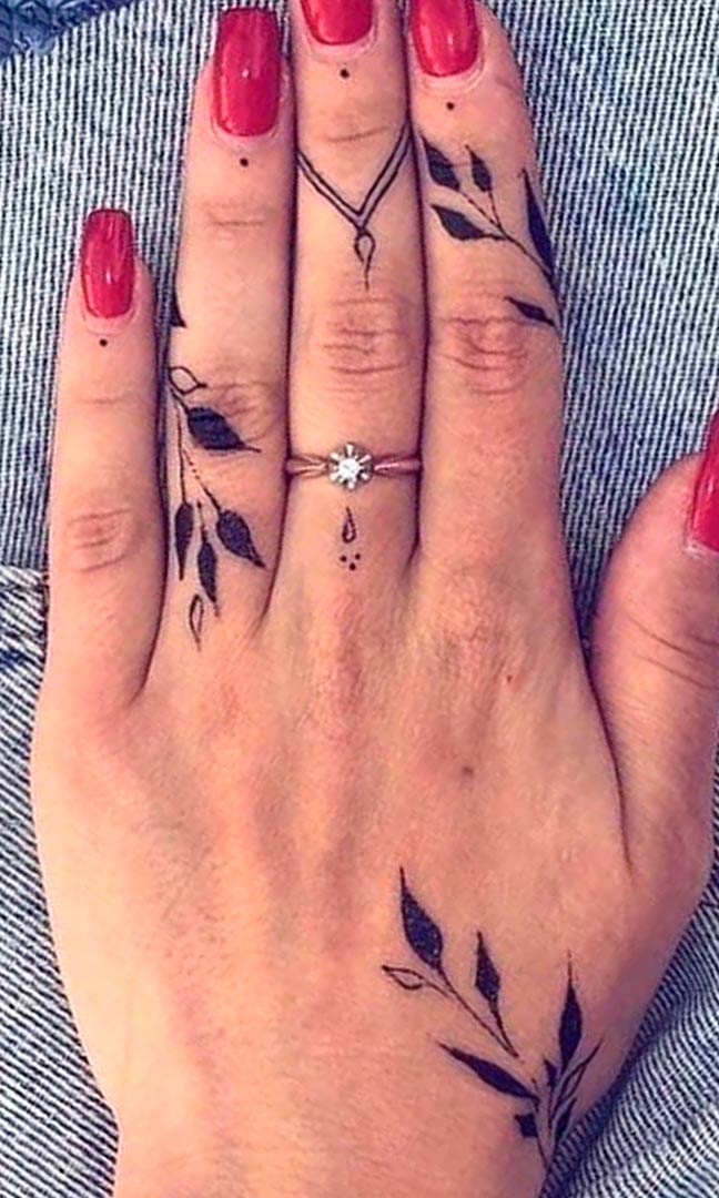 tatuaje de mujer en los dedos 14